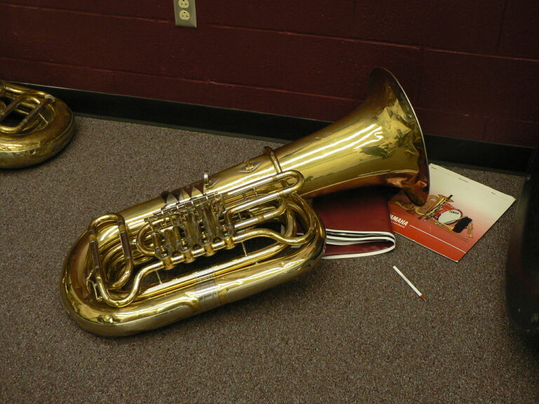 Limpieza de instrumentos de metal: Tuba. 